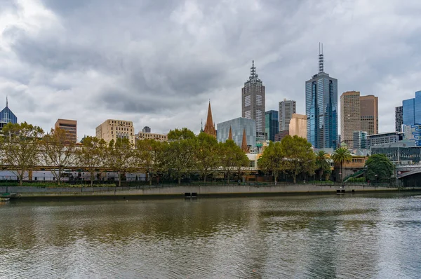 Melbourne paisagem urbana e rio Yarra no outono — Fotografia de Stock