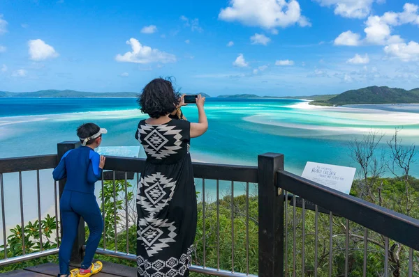그녀의 sm과 함께 아름다운 열대 풍경의 사진을 찍는 여자 — 스톡 사진