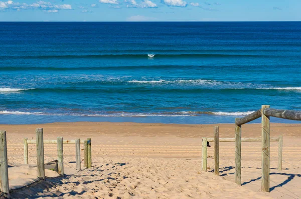 Entrada a la puerta de playa con océano azul — Foto de Stock