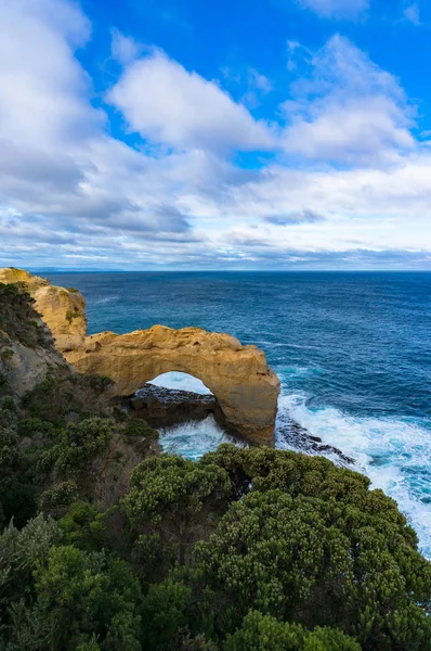 Paisaje marino natural con formación oceánica y rocosa en forma de arco — Foto de Stock