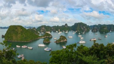Halong Körfezi'nin gezi tekneleri ile havadan görünümü