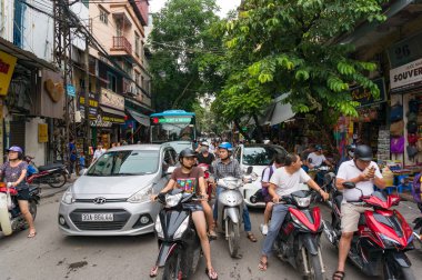 Trafik ışıklarında Hanoi şehir içi ulaşım