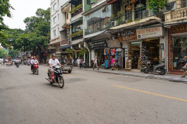 Scooter ve dükkanlar ile Hanoi sokak