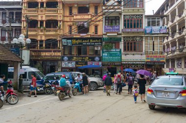 Yerli halk ve turistlerle sapa şehir meydanı