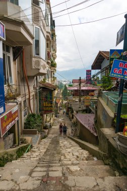 Sapa t sokaklarından birinde merdivenlerden tırmanan iki turist