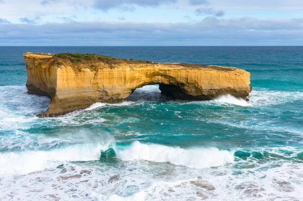 Roca con arco en el océano —  Fotos de Stock