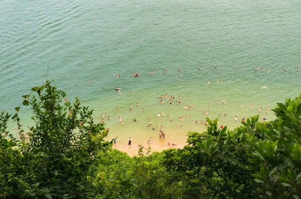 Vista aérea de pessoas não identificáveis nadando na praia — Fotografia de Stock