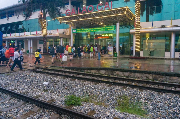 Lao Cai estación de tren con turistas y lugareños en días de lluvia —  Fotos de Stock