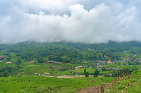 Vista panorâmica paisagem de terraços de arroz e aldeias em mounta — Fotografia de Stock