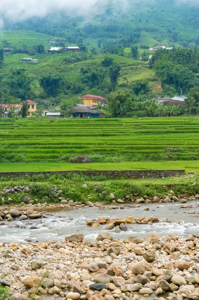 Paysage rural avec terrasses de riz, rivière et village — Photo