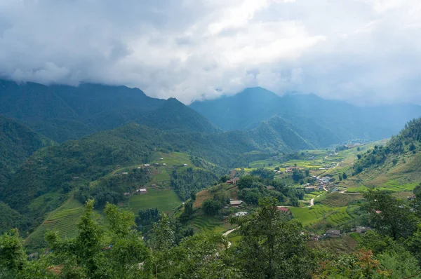 Malebná krajina v horských vesnicích a terasách s rýží — Stock fotografie