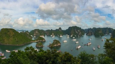 Halong Bay, Vietnam'da turist seyir tekneleri