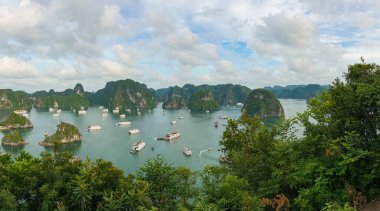 Halong cruise tekneleri ve dağ adaları havadan manzara 