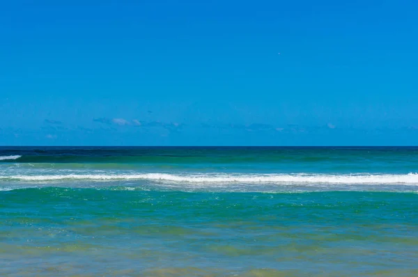 Oceano azul iluminado pelo sol e céu claro — Fotografia de Stock