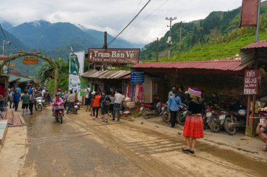 Cat Cat etnik vill girişinde Bilet gişesi ve turistler