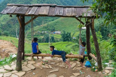 Vietnamlı çocuklar bambu salıncakta oynuyor