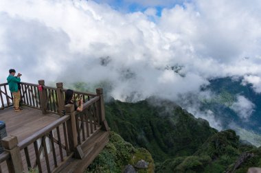 Fansipan dağ zirvesinde gözlem güvertesinde Turistler