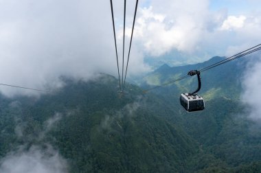 Bulutlar ile dağlarda yüksek teleferik kabin