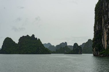 Halong Körfezi'nin muhteşem dağ adaları