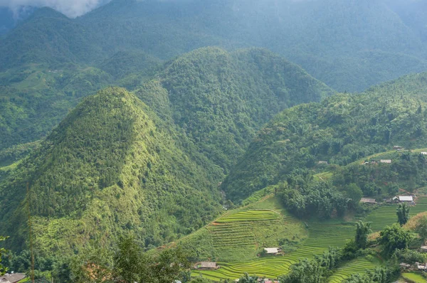 Εκπληκτική εναέρια θέα του ορεινού χωριού και του ρυζιού — Φωτογραφία Αρχείου