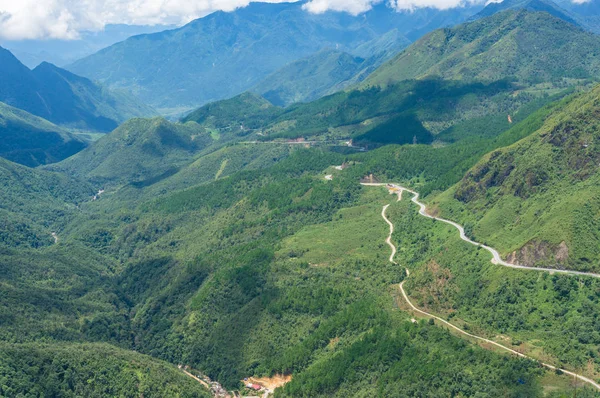 Vista aérea da estrada sinuosa da montanha e do magnífico vale — Fotografia de Stock