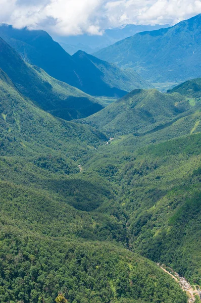 Malowniczy krajobraz górskiej doliny — Zdjęcie stockowe