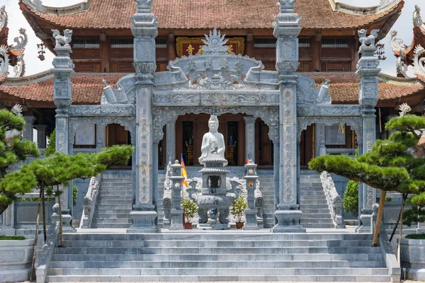 Bao An Thien Tu templo pagoda cerca de la montaña Fansipan —  Fotos de Stock