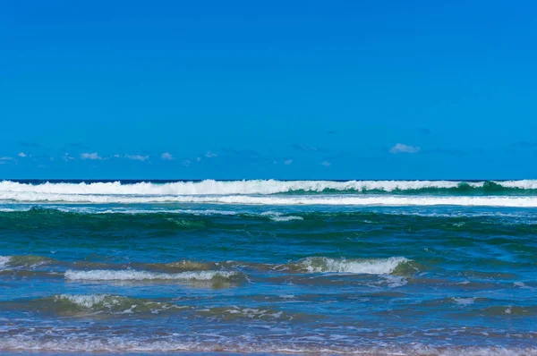 太陽の光を浴びて海の波と青空 — ストック写真
