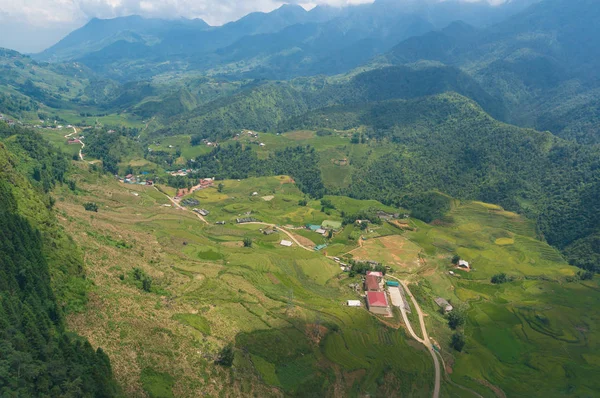 Letecký pohled na vesnice v horských údolách a na terasy s rýží — Stock fotografie
