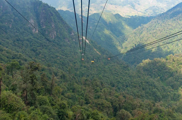 Téléphérique avec vue paysage vallée de montagne — Photo