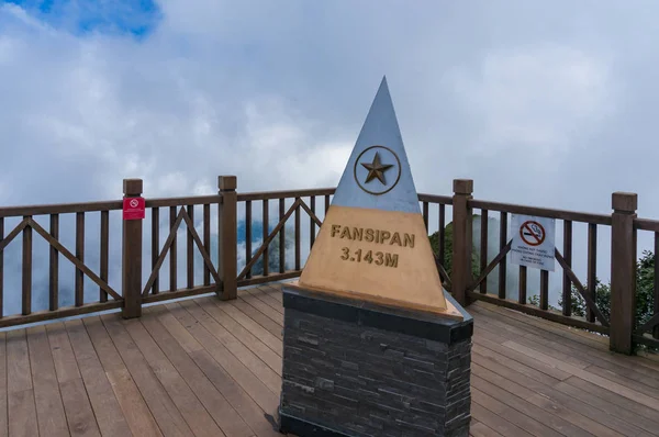 Cumbre de la montaña de Fansipan hito histórico — Foto de Stock