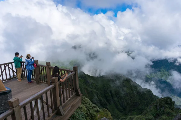 Turistas disfrutando de la vista desde la plataforma de observación en Fansipan mou — Foto de Stock