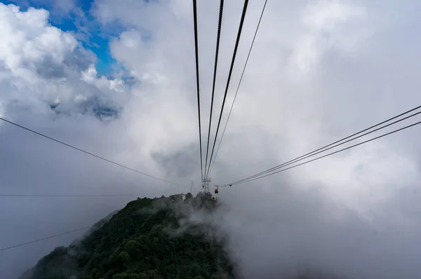 Kabelbaan hoog in de bergen — Stockfoto