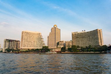 Bangkok Chao Phraya Nehri ile cityscape
