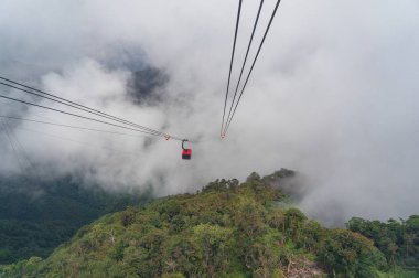 Yüksek dağda teleferik şeridi