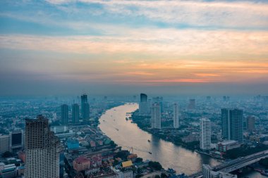 Sunse de Chao Phraya nehri ile Bangkok şehir manzarası havadan görünümü