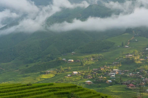 Village de montagne pittoresque et terrasses de riz — Photo