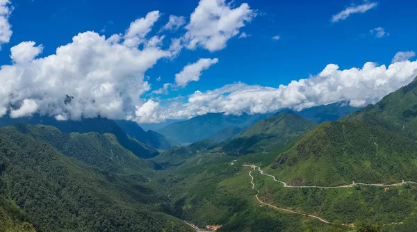 Spektakularny krajobraz panoramy tropikalnej górskiej doliny — Zdjęcie stockowe