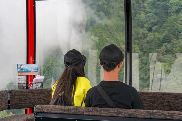 Turistas em Fansipan Legend cabine de teleférico — Fotografia de Stock