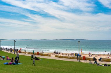 İnsanlar güneşli bir günde Cronulla plajda rahatlatıcı