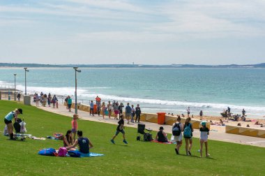 İnsanlar güneşli bir günde Cronulla plajda rahatlatıcı