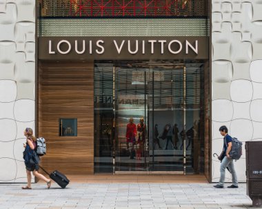 Tokyo'da Ginza sokakta Louis Vuitton mağaza ön penceresi
