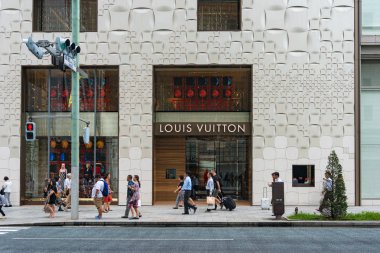 Tokyo'da Ginza sokakta Louis Vuitton mağaza ön penceresi