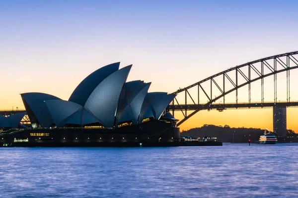 悉尼歌剧院在日落时 — 图库照片