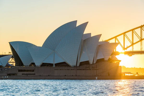 悉尼歌剧院在日落时 — 图库照片