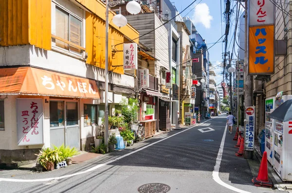 Calle con cafeterías, restaurantes de ramen y máquinas expendedoras en Shi — Foto de Stock