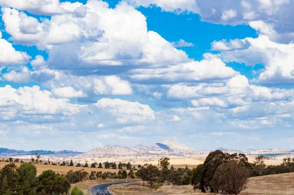 Australijskie Outback krajobraz z odległych wzgórz i dróg — Zdjęcie stockowe