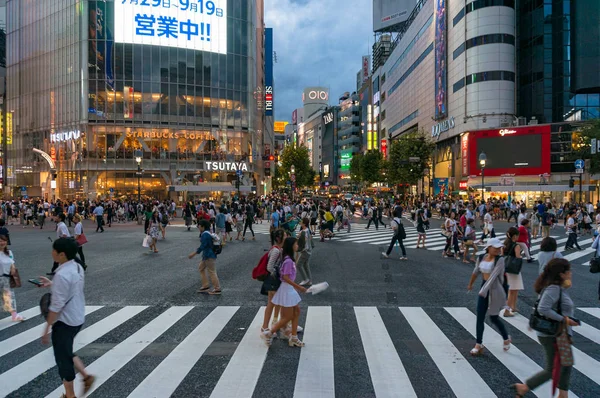 Gente en el famoso cruce peatonal Shibuya — Foto de Stock