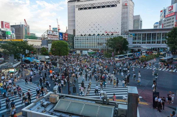 Multitud en el famoso cruce Shibuya en Tokio — Foto de Stock