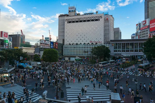 Gente en el famoso cruce Shibuya en Tokio — Foto de Stock